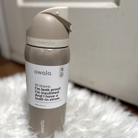 Owala 32 oz. FreeSip Stainless Steel Water Bottle - Holiday Magic - Picture 1 of 8